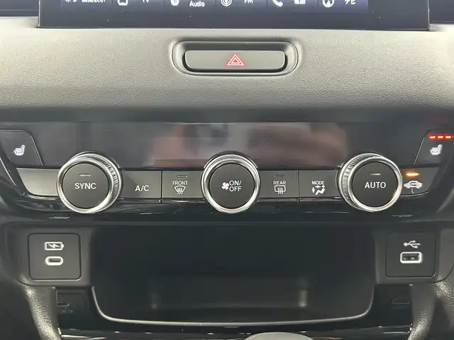 ホンダ ヴェゼル ハイブリッド e:HEV Z 千葉県 2025(令7)年 0.1千km プラチナホワイトパール 登録済未使用車/ホンダセンシング/・路外逸脱抑制機能/・標識認識機能/・車線維持支援システム/・ブラインドスポットインフォメーション/・誤発進抑制機能/・急アクセル抑制機能/・パーキングセンサーシステム/・レーダークルーズコントロール/パワーバックドア/純正９インチディスプレイオーディオ/・USB/Bluetooth/Apple CarPlay/Android Auto/フルセグTV/・バックカメラ/・ビルトインETC２.０/・置くだけ充電/革巻きステアリング/・ステアリングスイッチ/・ステアリングヒーター/・パドルシフト/ハーフレザーシート/・DNシートヒーター/左右独立エアコン/電子パーキング/・ブレーキホールド/純正１８インチAW/オートライト/・LEDヘッドライト/・LEDフォグランプ