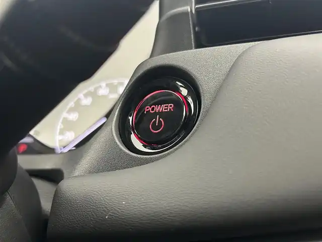 ホンダ ヴェゼル ハイブリッド e:HEV Z 千葉県 2025(令7)年 0.1千km プラチナホワイトパール 登録済未使用車/ホンダセンシング/・路外逸脱抑制機能/・標識認識機能/・車線維持支援システム/・ブラインドスポットインフォメーション/・誤発進抑制機能/・急アクセル抑制機能/・パーキングセンサーシステム/・レーダークルーズコントロール/パワーバックドア/純正９インチディスプレイオーディオ/・USB/Bluetooth/Apple CarPlay/Android Auto/フルセグTV/・バックカメラ/・ビルトインETC２.０/・置くだけ充電/革巻きステアリング/・ステアリングスイッチ/・ステアリングヒーター/・パドルシフト/ハーフレザーシート/・DNシートヒーター/左右独立エアコン/電子パーキング/・ブレーキホールド/純正１８インチAW/オートライト/・LEDヘッドライト/・LEDフォグランプ