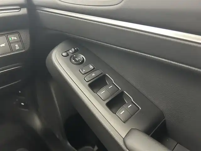 ホンダ ヴェゼル ハイブリッド e:HEV Z 千葉県 2025(令7)年 0.1千km プラチナホワイトパール 登録済未使用車/ホンダセンシング/・路外逸脱抑制機能/・標識認識機能/・車線維持支援システム/・ブラインドスポットインフォメーション/・誤発進抑制機能/・急アクセル抑制機能/・パーキングセンサーシステム/・レーダークルーズコントロール/パワーバックドア/純正９インチディスプレイオーディオ/・USB/Bluetooth/Apple CarPlay/Android Auto/フルセグTV/・バックカメラ/・ビルトインETC２.０/・置くだけ充電/革巻きステアリング/・ステアリングスイッチ/・ステアリングヒーター/・パドルシフト/ハーフレザーシート/・DNシートヒーター/左右独立エアコン/電子パーキング/・ブレーキホールド/純正１８インチAW/オートライト/・LEDヘッドライト/・LEDフォグランプ