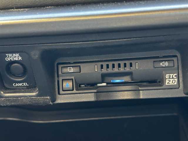 トヨタ クラウン ハイブリッド G－エグゼクティブ Four 福井県 2021(令3)年 8万km プレシャスホワイトパール 4WD/純正12.3型ナビ/フルセグTV/パノラミックビューモニター/ビルトインETC2.0/純正ドライブレコーダー/レーダークルーズコントロール/クリアランスソナー/セーフティセンス/・衝突被害軽減ブレーキ/・車線逸脱防止支援/・アダプティブハイビーム/・標識認識/・先行車発進告知機能/・ドライバー異常時対応システム/ブラインドスポットモニター/パーキングサポートブレーキ/デジタルインナーミラー/3眼LEDヘッドランプ/デュアルオートエアコン/革巻きステアリング/ステアリングヒーター/純正OPグレー革シート/全席パワーシート/シートヒーター/前席シートベンチレーション/運転席ポジションメモリー/純正18インチアルミホイール/スマートキー/プッシュエンジンスタート/禁煙車