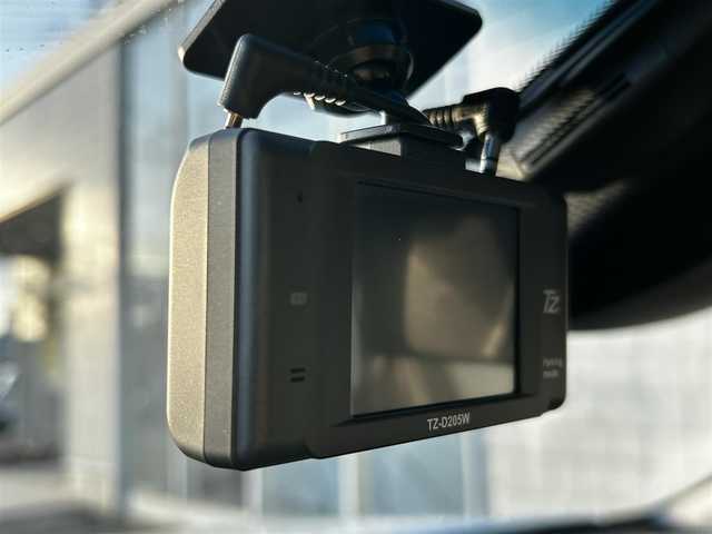 トヨタ クラウン ハイブリッド G－エグゼクティブ Four 福井県 2021(令3)年 8万km プレシャスホワイトパール 4WD/純正12.3型ナビ/フルセグTV/パノラミックビューモニター/ビルトインETC2.0/純正ドライブレコーダー/レーダークルーズコントロール/クリアランスソナー/セーフティセンス/・衝突被害軽減ブレーキ/・車線逸脱防止支援/・アダプティブハイビーム/・標識認識/・先行車発進告知機能/・ドライバー異常時対応システム/ブラインドスポットモニター/パーキングサポートブレーキ/デジタルインナーミラー/3眼LEDヘッドランプ/デュアルオートエアコン/革巻きステアリング/ステアリングヒーター/純正OPグレー革シート/全席パワーシート/シートヒーター/前席シートベンチレーション/運転席ポジションメモリー/純正18インチアルミホイール/スマートキー/プッシュエンジンスタート/禁煙車