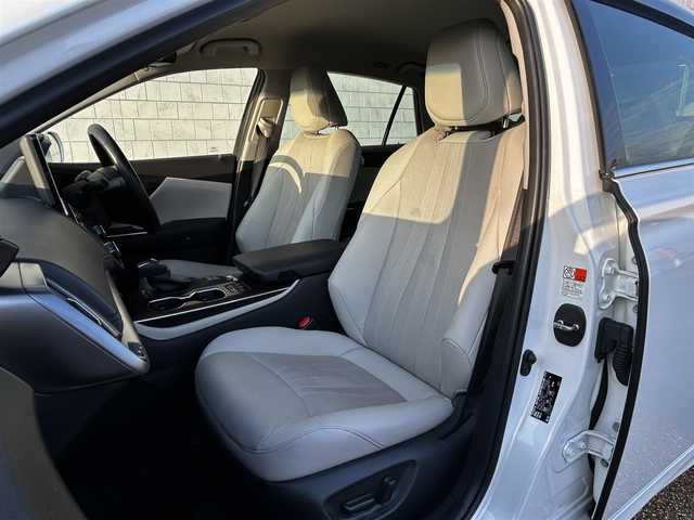 トヨタ クラウン ハイブリッド G－エグゼクティブ Four 福井県 2021(令3)年 8万km プレシャスホワイトパール 4WD/純正12.3型ナビ/フルセグTV/パノラミックビューモニター/ビルトインETC2.0/純正ドライブレコーダー/レーダークルーズコントロール/クリアランスソナー/セーフティセンス/・衝突被害軽減ブレーキ/・車線逸脱防止支援/・アダプティブハイビーム/・標識認識/・先行車発進告知機能/・ドライバー異常時対応システム/ブラインドスポットモニター/パーキングサポートブレーキ/デジタルインナーミラー/3眼LEDヘッドランプ/デュアルオートエアコン/革巻きステアリング/ステアリングヒーター/純正OPグレー革シート/全席パワーシート/シートヒーター/前席シートベンチレーション/運転席ポジションメモリー/純正18インチアルミホイール/スマートキー/プッシュエンジンスタート/禁煙車