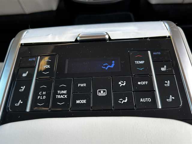 トヨタ クラウン ハイブリッド G－エグゼクティブ Four 福井県 2021(令3)年 8万km プレシャスホワイトパール 4WD/純正12.3型ナビ/フルセグTV/パノラミックビューモニター/ビルトインETC2.0/純正ドライブレコーダー/レーダークルーズコントロール/クリアランスソナー/セーフティセンス/・衝突被害軽減ブレーキ/・車線逸脱防止支援/・アダプティブハイビーム/・標識認識/・先行車発進告知機能/・ドライバー異常時対応システム/ブラインドスポットモニター/パーキングサポートブレーキ/デジタルインナーミラー/3眼LEDヘッドランプ/デュアルオートエアコン/革巻きステアリング/ステアリングヒーター/純正OPグレー革シート/全席パワーシート/シートヒーター/前席シートベンチレーション/運転席ポジションメモリー/純正18インチアルミホイール/スマートキー/プッシュエンジンスタート/禁煙車