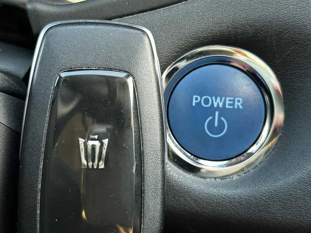 トヨタ クラウン ハイブリッド G－エグゼクティブ Four 福井県 2021(令3)年 8万km プレシャスホワイトパール 4WD/純正12.3型ナビ/フルセグTV/パノラミックビューモニター/ビルトインETC2.0/純正ドライブレコーダー/レーダークルーズコントロール/クリアランスソナー/セーフティセンス/・衝突被害軽減ブレーキ/・車線逸脱防止支援/・アダプティブハイビーム/・標識認識/・先行車発進告知機能/・ドライバー異常時対応システム/ブラインドスポットモニター/パーキングサポートブレーキ/デジタルインナーミラー/3眼LEDヘッドランプ/デュアルオートエアコン/革巻きステアリング/ステアリングヒーター/純正OPグレー革シート/全席パワーシート/シートヒーター/前席シートベンチレーション/運転席ポジションメモリー/純正18インチアルミホイール/スマートキー/プッシュエンジンスタート/禁煙車