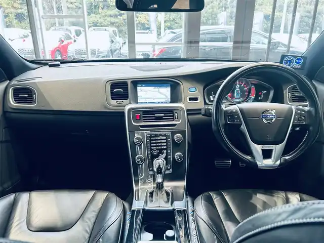 ボルボ Ｖ６０ T4 Rデザイン 大阪府 2014(平26)年 5.6万km 黒 シティセーフティ/ACC/BLIS/純正ナビ/TV/バックカメラ/クリアランスソナー/パドルシフト/ETC/ドラレコ/レーダー探知機/スマートキー/ルーフレール/黒革/パワーシート/Dシートメモリ/シートヒーター/純正18インチAW/HIDヘッドライト