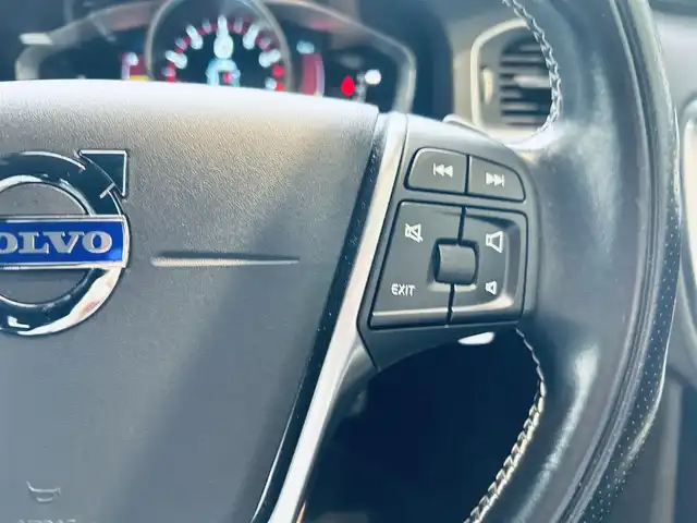 ボルボ Ｖ６０ T4 Rデザイン 大阪府 2014(平26)年 5.6万km 黒 シティセーフティ/ACC/BLIS/純正ナビ/TV/バックカメラ/クリアランスソナー/パドルシフト/ETC/ドラレコ/レーダー探知機/スマートキー/ルーフレール/黒革/パワーシート/Dシートメモリ/シートヒーター/純正18インチAW/HIDヘッドライト