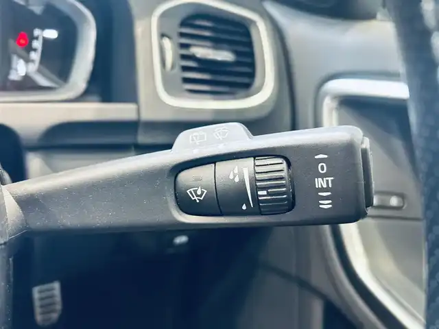 ボルボ Ｖ６０ T4 Rデザイン 大阪府 2014(平26)年 5.6万km 黒 シティセーフティ/ACC/BLIS/純正ナビ/TV/バックカメラ/クリアランスソナー/パドルシフト/ETC/ドラレコ/レーダー探知機/スマートキー/ルーフレール/黒革/パワーシート/Dシートメモリ/シートヒーター/純正18インチAW/HIDヘッドライト