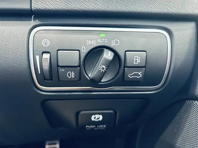 ボルボ Ｖ６０ T4 Rデザイン 大阪府 2014(平26)年 5.6万km 黒 シティセーフティ/ACC/BLIS/純正ナビ/TV/バックカメラ/クリアランスソナー/パドルシフト/ETC/ドラレコ/レーダー探知機/スマートキー/ルーフレール/黒革/パワーシート/Dシートメモリ/シートヒーター/純正18インチAW/HIDヘッドライト