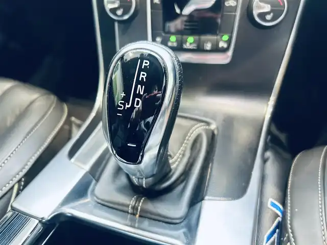 ボルボ Ｖ６０ T4 Rデザイン 大阪府 2014(平26)年 5.6万km 黒 シティセーフティ/ACC/BLIS/純正ナビ/TV/バックカメラ/クリアランスソナー/パドルシフト/ETC/ドラレコ/レーダー探知機/スマートキー/ルーフレール/黒革/パワーシート/Dシートメモリ/シートヒーター/純正18インチAW/HIDヘッドライト