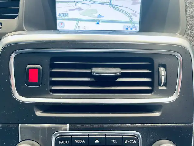 ボルボ Ｖ６０ T4 Rデザイン 大阪府 2014(平26)年 5.6万km 黒 シティセーフティ/ACC/BLIS/純正ナビ/TV/バックカメラ/クリアランスソナー/パドルシフト/ETC/ドラレコ/レーダー探知機/スマートキー/ルーフレール/黒革/パワーシート/Dシートメモリ/シートヒーター/純正18インチAW/HIDヘッドライト