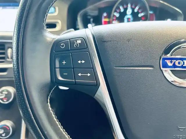 ボルボ Ｖ６０ T4 Rデザイン 大阪府 2014(平26)年 5.6万km 黒 シティセーフティ/ACC/BLIS/純正ナビ/TV/バックカメラ/クリアランスソナー/パドルシフト/ETC/ドラレコ/レーダー探知機/スマートキー/ルーフレール/黒革/パワーシート/Dシートメモリ/シートヒーター/純正18インチAW/HIDヘッドライト