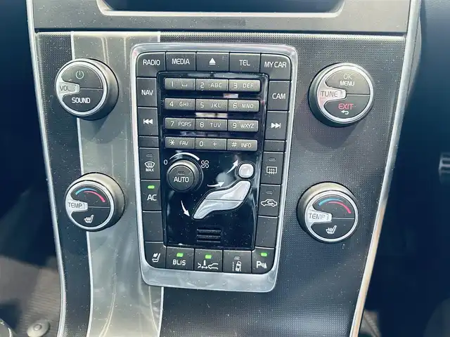 ボルボ Ｖ６０ T4 Rデザイン 大阪府 2014(平26)年 5.6万km 黒 シティセーフティ/ACC/BLIS/純正ナビ/TV/バックカメラ/クリアランスソナー/パドルシフト/ETC/ドラレコ/レーダー探知機/スマートキー/ルーフレール/黒革/パワーシート/Dシートメモリ/シートヒーター/純正18インチAW/HIDヘッドライト