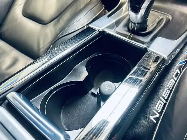 ボルボ Ｖ６０ T4 Rデザイン 大阪府 2014(平26)年 5.6万km 黒 シティセーフティ/ACC/BLIS/純正ナビ/TV/バックカメラ/クリアランスソナー/パドルシフト/ETC/ドラレコ/レーダー探知機/スマートキー/ルーフレール/黒革/パワーシート/Dシートメモリ/シートヒーター/純正18インチAW/HIDヘッドライト