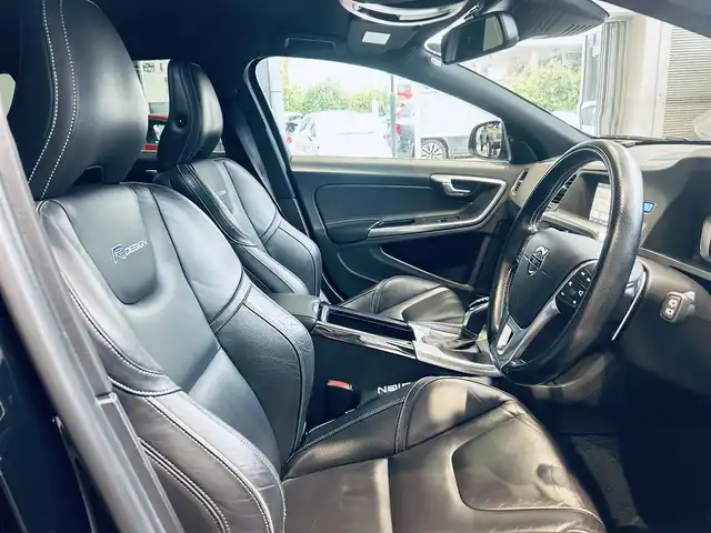 ボルボ Ｖ６０ T4 Rデザイン 大阪府 2014(平26)年 5.6万km 黒 シティセーフティ/ACC/BLIS/純正ナビ/TV/バックカメラ/クリアランスソナー/パドルシフト/ETC/ドラレコ/レーダー探知機/スマートキー/ルーフレール/黒革/パワーシート/Dシートメモリ/シートヒーター/純正18インチAW/HIDヘッドライト