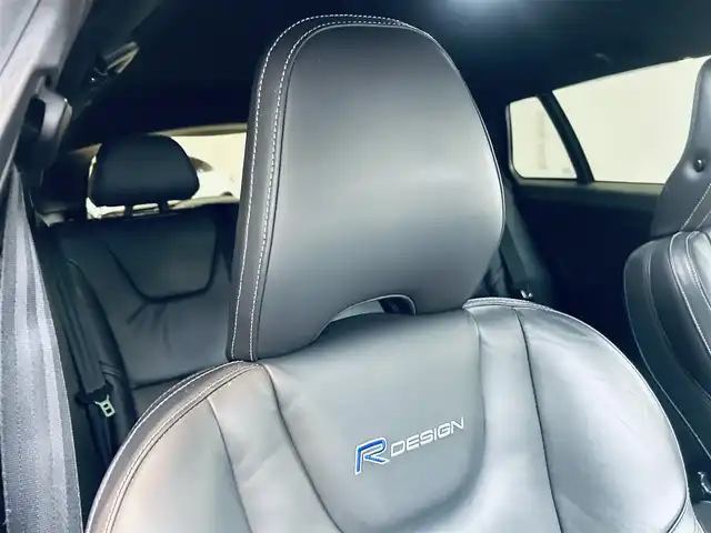 ボルボ Ｖ６０ T4 Rデザイン 大阪府 2014(平26)年 5.6万km 黒 シティセーフティ/ACC/BLIS/純正ナビ/TV/バックカメラ/クリアランスソナー/パドルシフト/ETC/ドラレコ/レーダー探知機/スマートキー/ルーフレール/黒革/パワーシート/Dシートメモリ/シートヒーター/純正18インチAW/HIDヘッドライト