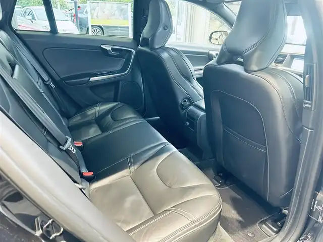 ボルボ Ｖ６０ T4 Rデザイン 大阪府 2014(平26)年 5.6万km 黒 シティセーフティ/ACC/BLIS/純正ナビ/TV/バックカメラ/クリアランスソナー/パドルシフト/ETC/ドラレコ/レーダー探知機/スマートキー/ルーフレール/黒革/パワーシート/Dシートメモリ/シートヒーター/純正18インチAW/HIDヘッドライト