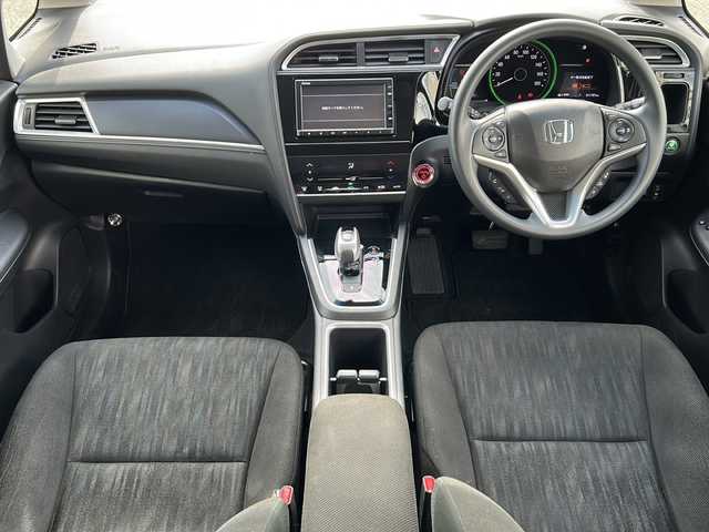 ホンダ シャトル ハイブリッド ホンダセンシング 石川県 2020(令2)年 1.2万km プラチナホワイトパール SDナビ/バックカメラ/ETC/スマートキー/LEDヘッドライト/レーンキープアシスト/横滑り防止装置/衝突被害軽減システム/W＋サイド＋カーテンエアバック/純正フロアマット/純正アルミホイール