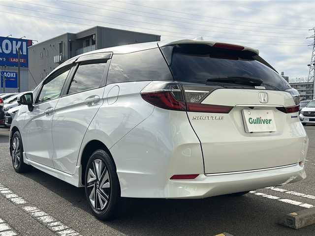 ホンダ シャトル ハイブリッド ホンダセンシング 石川県 2020(令2)年 1.2万km プラチナホワイトパール SDナビ/バックカメラ/ETC/スマートキー/LEDヘッドライト/レーンキープアシスト/横滑り防止装置/衝突被害軽減システム/W＋サイド＋カーテンエアバック/純正フロアマット/純正アルミホイール