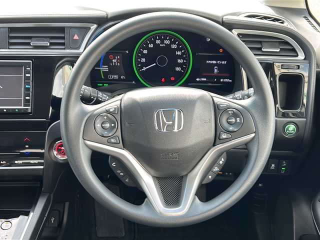 ホンダ シャトル ハイブリッド ホンダセンシング 石川県 2020(令2)年 1.2万km プラチナホワイトパール SDナビ/バックカメラ/ETC/スマートキー/LEDヘッドライト/レーンキープアシスト/横滑り防止装置/衝突被害軽減システム/W＋サイド＋カーテンエアバック/純正フロアマット/純正アルミホイール