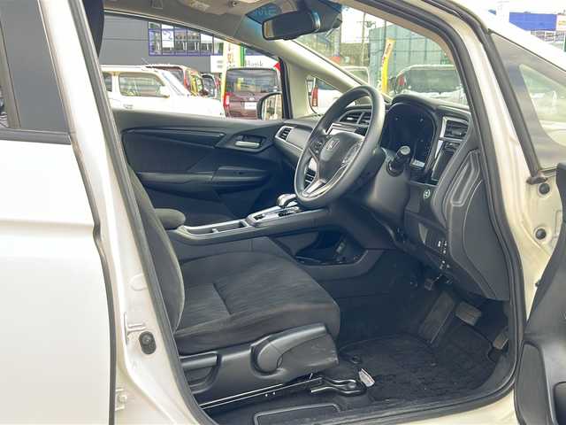 ホンダ シャトル ハイブリッド ホンダセンシング 石川県 2020(令2)年 1.2万km プラチナホワイトパール SDナビ/バックカメラ/ETC/スマートキー/LEDヘッドライト/レーンキープアシスト/横滑り防止装置/衝突被害軽減システム/W＋サイド＋カーテンエアバック/純正フロアマット/純正アルミホイール