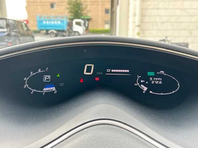 日産 セレナ HWS S HV Vセレ +SeftyⅡ 東京都 2015(平27)年 5.2万km ブリリアントシルバー 純正ナビ　MC315D-W/ ＜フルセグTV/DVD/CD/Bluetooth/SD＞/全方位モニター/ETC/両側パワースライド/クルーズコントロール/エマージェンシーブレーキ/踏み間違い衝突防止アシスト/車線逸脱警報/スペアキー/革巻きステアリング/ステアリングスイッチ/電動格納ミラー/純正フロアマット/ドアバイザー/取扱説明書/保証書