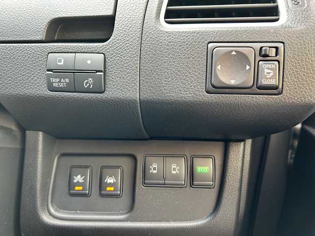 日産 セレナ HWS S HV Vセレ +SeftyⅡ 東京都 2015(平27)年 5.2万km ブリリアントシルバー 純正ナビ　MC315D-W/ ＜フルセグTV/DVD/CD/Bluetooth/SD＞/全方位モニター/ETC/両側パワースライド/クルーズコントロール/エマージェンシーブレーキ/踏み間違い衝突防止アシスト/車線逸脱警報/スペアキー/革巻きステアリング/ステアリングスイッチ/電動格納ミラー/純正フロアマット/ドアバイザー/取扱説明書/保証書