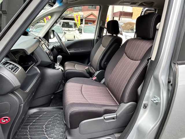 日産 セレナ HWS S HV Vセレ +SeftyⅡ 東京都 2015(平27)年 5.2万km ブリリアントシルバー 純正ナビ　MC315D-W/ ＜フルセグTV/DVD/CD/Bluetooth/SD＞/全方位モニター/ETC/両側パワースライド/クルーズコントロール/エマージェンシーブレーキ/踏み間違い衝突防止アシスト/車線逸脱警報/スペアキー/革巻きステアリング/ステアリングスイッチ/電動格納ミラー/純正フロアマット/ドアバイザー/取扱説明書/保証書