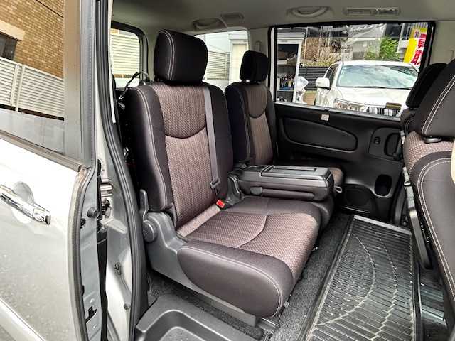 日産 セレナ HWS S HV Vセレ +SeftyⅡ 東京都 2015(平27)年 5.2万km ブリリアントシルバー 純正ナビ　MC315D-W/ ＜フルセグTV/DVD/CD/Bluetooth/SD＞/全方位モニター/ETC/両側パワースライド/クルーズコントロール/エマージェンシーブレーキ/踏み間違い衝突防止アシスト/車線逸脱警報/スペアキー/革巻きステアリング/ステアリングスイッチ/電動格納ミラー/純正フロアマット/ドアバイザー/取扱説明書/保証書