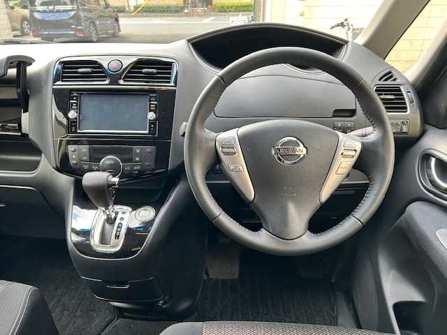 日産 セレナ HWS S HV Vセレ +SeftyⅡ 東京都 2015(平27)年 5.2万km ブリリアントシルバー 純正ナビ　MC315D-W/ ＜フルセグTV/DVD/CD/Bluetooth/SD＞/全方位モニター/ETC/両側パワースライド/クルーズコントロール/エマージェンシーブレーキ/踏み間違い衝突防止アシスト/車線逸脱警報/スペアキー/革巻きステアリング/ステアリングスイッチ/電動格納ミラー/純正フロアマット/ドアバイザー/取扱説明書/保証書