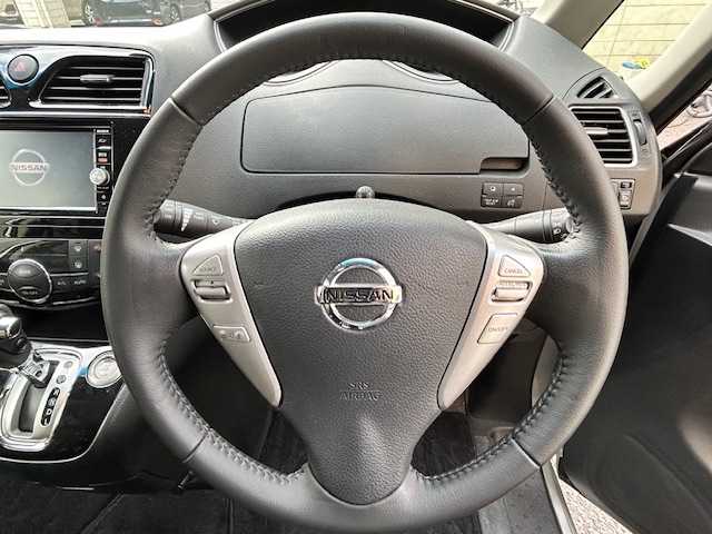 日産 セレナ HWS S HV Vセレ +SeftyⅡ 東京都 2015(平27)年 5.2万km ブリリアントシルバー 純正ナビ　MC315D-W/ ＜フルセグTV/DVD/CD/Bluetooth/SD＞/全方位モニター/ETC/両側パワースライド/クルーズコントロール/エマージェンシーブレーキ/踏み間違い衝突防止アシスト/車線逸脱警報/スペアキー/革巻きステアリング/ステアリングスイッチ/電動格納ミラー/純正フロアマット/ドアバイザー/取扱説明書/保証書