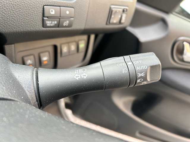 日産 セレナ HWS S HV Vセレ +SeftyⅡ 東京都 2015(平27)年 5.2万km ブリリアントシルバー 純正ナビ　MC315D-W/ ＜フルセグTV/DVD/CD/Bluetooth/SD＞/全方位モニター/ETC/両側パワースライド/クルーズコントロール/エマージェンシーブレーキ/踏み間違い衝突防止アシスト/車線逸脱警報/スペアキー/革巻きステアリング/ステアリングスイッチ/電動格納ミラー/純正フロアマット/ドアバイザー/取扱説明書/保証書