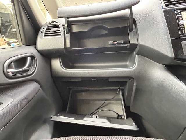 日産 セレナ HWS S HV Vセレ +SeftyⅡ 東京都 2015(平27)年 5.2万km ブリリアントシルバー 純正ナビ　MC315D-W/ ＜フルセグTV/DVD/CD/Bluetooth/SD＞/全方位モニター/ETC/両側パワースライド/クルーズコントロール/エマージェンシーブレーキ/踏み間違い衝突防止アシスト/車線逸脱警報/スペアキー/革巻きステアリング/ステアリングスイッチ/電動格納ミラー/純正フロアマット/ドアバイザー/取扱説明書/保証書