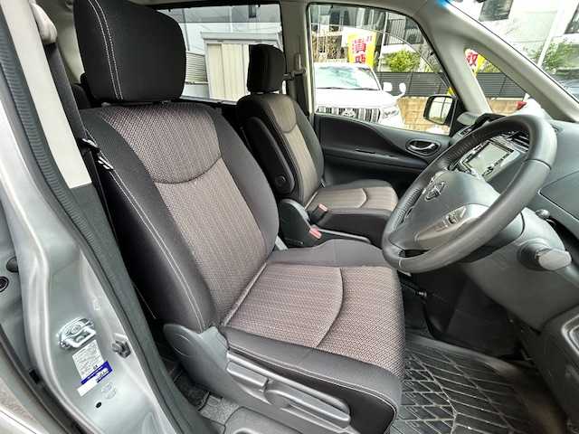 日産 セレナ HWS S HV Vセレ +SeftyⅡ 東京都 2015(平27)年 5.2万km ブリリアントシルバー 純正ナビ　MC315D-W/ ＜フルセグTV/DVD/CD/Bluetooth/SD＞/全方位モニター/ETC/両側パワースライド/クルーズコントロール/エマージェンシーブレーキ/踏み間違い衝突防止アシスト/車線逸脱警報/スペアキー/革巻きステアリング/ステアリングスイッチ/電動格納ミラー/純正フロアマット/ドアバイザー/取扱説明書/保証書