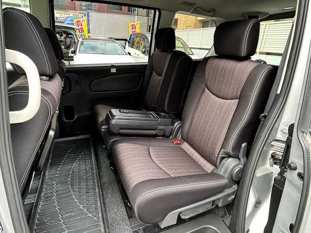 日産 セレナ HWS S HV Vセレ +SeftyⅡ 東京都 2015(平27)年 5.2万km ブリリアントシルバー 純正ナビ　MC315D-W/ ＜フルセグTV/DVD/CD/Bluetooth/SD＞/全方位モニター/ETC/両側パワースライド/クルーズコントロール/エマージェンシーブレーキ/踏み間違い衝突防止アシスト/車線逸脱警報/スペアキー/革巻きステアリング/ステアリングスイッチ/電動格納ミラー/純正フロアマット/ドアバイザー/取扱説明書/保証書