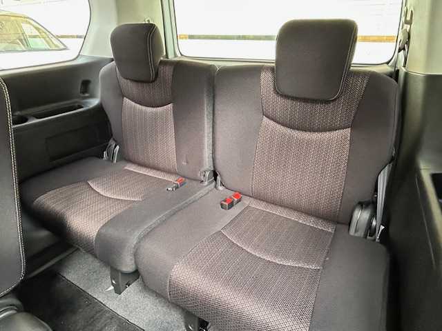 日産 セレナ HWS S HV Vセレ +SeftyⅡ 東京都 2015(平27)年 5.2万km ブリリアントシルバー 純正ナビ　MC315D-W/ ＜フルセグTV/DVD/CD/Bluetooth/SD＞/全方位モニター/ETC/両側パワースライド/クルーズコントロール/エマージェンシーブレーキ/踏み間違い衝突防止アシスト/車線逸脱警報/スペアキー/革巻きステアリング/ステアリングスイッチ/電動格納ミラー/純正フロアマット/ドアバイザー/取扱説明書/保証書