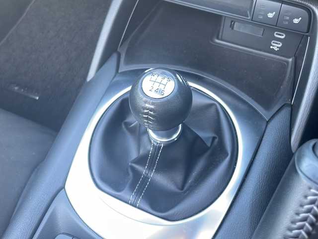 マツダ ロードスター S スペシャルパッケージ 大阪府 2025(令7)年 0.3万km スノーフレイクホワイトパールマイカ 純正ナビ（フルセグTV/Bluetooth/AM・FM）/バックカメラ/シートヒーター（運転席・助手席）/コーナーセンサー/ETC/クルーズコントロール/横滑り防止機能/本革巻きステアリング/プッシュスタート/オートライト/純正16インチアルミホイール