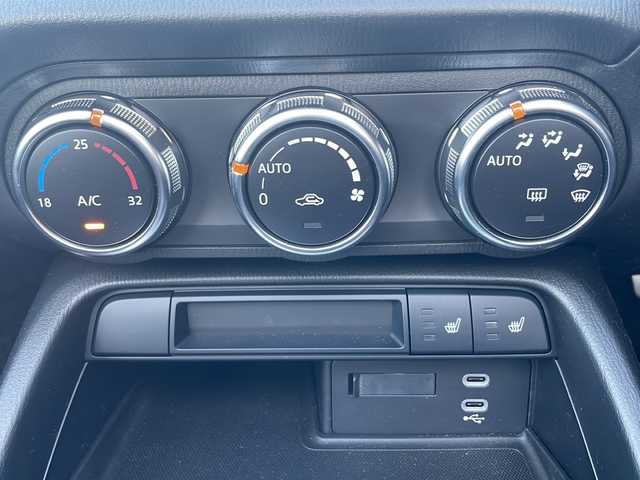 マツダ ロードスター S スペシャルパッケージ 大阪府 2025(令7)年 0.3万km スノーフレイクホワイトパールマイカ 純正ナビ（フルセグTV/Bluetooth/AM・FM）/バックカメラ/シートヒーター（運転席・助手席）/コーナーセンサー/ETC/クルーズコントロール/横滑り防止機能/本革巻きステアリング/プッシュスタート/オートライト/純正16インチアルミホイール