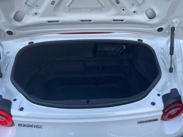 マツダ ロードスター S スペシャルパッケージ 大阪府 2025(令7)年 0.3万km スノーフレイクホワイトパールマイカ 純正ナビ（フルセグTV/Bluetooth/AM・FM）/バックカメラ/シートヒーター（運転席・助手席）/コーナーセンサー/ETC/クルーズコントロール/横滑り防止機能/本革巻きステアリング/プッシュスタート/オートライト/純正16インチアルミホイール