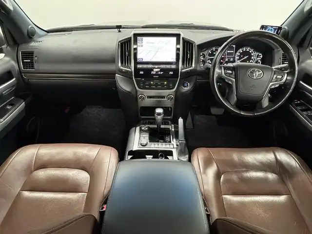 トヨタ ランドクルーザー ZX 三重県 2018(平30)年 6.3万km ブラック プレミアムガソリン/フルタイム4WD/MTモード付フロア6AT/純正 9.2インチナビ*1/（AM/FM/CD/DVD/Blu-ray/SDREC/SD/USB/Bluetooth/VTR/AUX/TV）/トヨタプレミアムサウンド（12スピーカー）*/マルチテレインモニター*/モデリスタエアロ（F/S/R下）/社外後席モニター/ドライブレコーダー 前後/社外セキュリティ/ETC2.0/Toyota Safety Sense/●PCS/●LDA/●レーダークルコン/●AHB/・クリアランスソナー&バックソナー/・ブラインドスポットモニター/・リヤクロストラフィックアラート*1/など/装備/・パワーバックドア（上側）*/・ルーフレール（ブラック）*/・寒冷地仕様*/・ムーンルーフ/・茶革シート/・シートヒーター（D/N/2nd左右）/ベンチレーション（D/N）/・ステアリングヒーター/・パワーシート（D/N）（2nd前後パワースライド機構）/・左右＆後席左右独立オートエアコン/・LEDヘッドランプ/・オートワイパー/・社外22inAW/・ガナドール4本出しマフラー/・社外テールレンズ（純正あり）/など/メカニズム系装備/・高低調整サスペンション/・バリアブルギヤレシオステアリング/など/*…OP装備