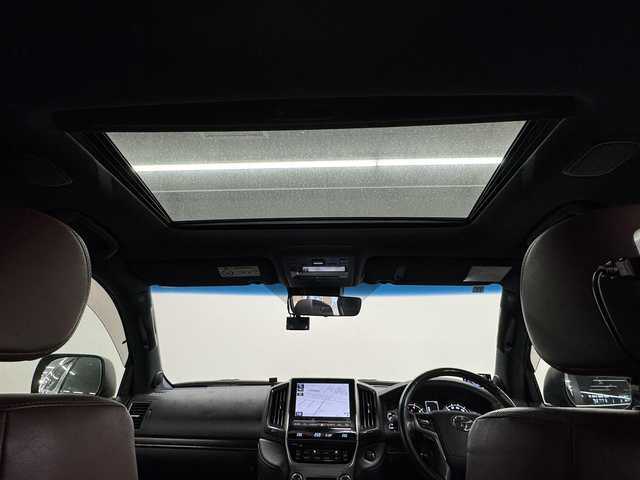 トヨタ ランドクルーザー ZX 三重県 2018(平30)年 6.3万km ブラック プレミアムガソリン/フルタイム4WD/MTモード付フロア6AT/純正 9.2インチナビ*1/（AM/FM/CD/DVD/Blu-ray/SDREC/SD/USB/Bluetooth/VTR/AUX/TV）/トヨタプレミアムサウンド（12スピーカー）*/マルチテレインモニター*/モデリスタエアロ（F/S/R下）/社外後席モニター/ドライブレコーダー 前後/社外セキュリティ/ETC2.0/Toyota Safety Sense/●PCS/●LDA/●レーダークルコン/●AHB/・クリアランスソナー&バックソナー/・ブラインドスポットモニター/・リヤクロストラフィックアラート*1/など/装備/・パワーバックドア（上側）*/・ルーフレール（ブラック）*/・寒冷地仕様*/・ムーンルーフ/・茶革シート/・シートヒーター（D/N/2nd左右）/ベンチレーション（D/N）/・ステアリングヒーター/・パワーシート（D/N）（2nd前後パワースライド機構）/・左右＆後席左右独立オートエアコン/・LEDヘッドランプ/・オートワイパー/・社外22inAW/・ガナドール4本出しマフラー/・社外テールレンズ（純正あり）/など/メカニズム系装備/・高低調整サスペンション/・バリアブルギヤレシオステアリング/など/*…OP装備