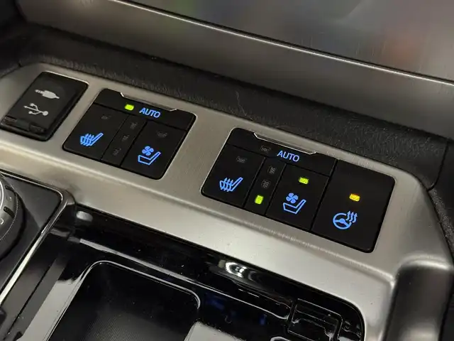 トヨタ ランドクルーザー ZX 三重県 2018(平30)年 6.3万km ブラック プレミアムガソリン/フルタイム4WD/MTモード付フロア6AT/純正 9.2インチナビ*1/（AM/FM/CD/DVD/Blu-ray/SDREC/SD/USB/Bluetooth/VTR/AUX/TV）/トヨタプレミアムサウンド（12スピーカー）*/マルチテレインモニター*/モデリスタエアロ（F/S/R下）/社外後席モニター/ドライブレコーダー 前後/社外セキュリティ/ETC2.0/Toyota Safety Sense/●PCS/●LDA/●レーダークルコン/●AHB/・クリアランスソナー&バックソナー/・ブラインドスポットモニター/・リヤクロストラフィックアラート*1/など/装備/・パワーバックドア（上側）*/・ルーフレール（ブラック）*/・寒冷地仕様*/・ムーンルーフ/・茶革シート/・シートヒーター（D/N/2nd左右）/ベンチレーション（D/N）/・ステアリングヒーター/・パワーシート（D/N）（2nd前後パワースライド機構）/・左右＆後席左右独立オートエアコン/・LEDヘッドランプ/・オートワイパー/・社外22inAW/・ガナドール4本出しマフラー/・社外テールレンズ（純正あり）/など/メカニズム系装備/・高低調整サスペンション/・バリアブルギヤレシオステアリング/など/*…OP装備