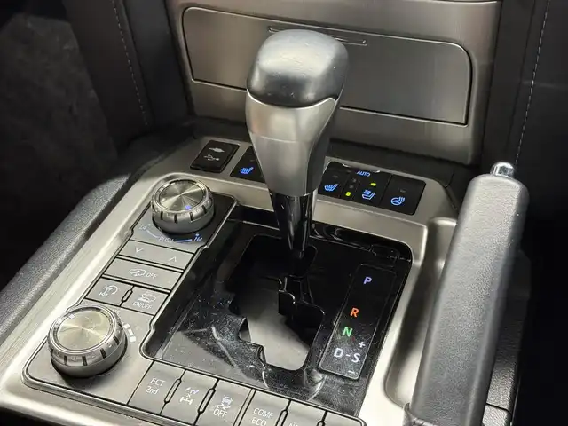 トヨタ ランドクルーザー ZX 三重県 2018(平30)年 6.3万km ブラック プレミアムガソリン/フルタイム4WD/MTモード付フロア6AT/純正 9.2インチナビ*1/（AM/FM/CD/DVD/Blu-ray/SDREC/SD/USB/Bluetooth/VTR/AUX/TV）/トヨタプレミアムサウンド（12スピーカー）*/マルチテレインモニター*/モデリスタエアロ（F/S/R下）/社外後席モニター/ドライブレコーダー 前後/社外セキュリティ/ETC2.0/Toyota Safety Sense/●PCS/●LDA/●レーダークルコン/●AHB/・クリアランスソナー&バックソナー/・ブラインドスポットモニター/・リヤクロストラフィックアラート*1/など/装備/・パワーバックドア（上側）*/・ルーフレール（ブラック）*/・寒冷地仕様*/・ムーンルーフ/・茶革シート/・シートヒーター（D/N/2nd左右）/ベンチレーション（D/N）/・ステアリングヒーター/・パワーシート（D/N）（2nd前後パワースライド機構）/・左右＆後席左右独立オートエアコン/・LEDヘッドランプ/・オートワイパー/・社外22inAW/・ガナドール4本出しマフラー/・社外テールレンズ（純正あり）/など/メカニズム系装備/・高低調整サスペンション/・バリアブルギヤレシオステアリング/など/*…OP装備