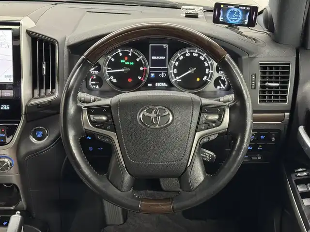 トヨタ ランドクルーザー ZX 三重県 2018(平30)年 6.3万km ブラック プレミアムガソリン/フルタイム4WD/MTモード付フロア6AT/純正 9.2インチナビ*1/（AM/FM/CD/DVD/Blu-ray/SDREC/SD/USB/Bluetooth/VTR/AUX/TV）/トヨタプレミアムサウンド（12スピーカー）*/マルチテレインモニター*/モデリスタエアロ（F/S/R下）/社外後席モニター/ドライブレコーダー 前後/社外セキュリティ/ETC2.0/Toyota Safety Sense/●PCS/●LDA/●レーダークルコン/●AHB/・クリアランスソナー&バックソナー/・ブラインドスポットモニター/・リヤクロストラフィックアラート*1/など/装備/・パワーバックドア（上側）*/・ルーフレール（ブラック）*/・寒冷地仕様*/・ムーンルーフ/・茶革シート/・シートヒーター（D/N/2nd左右）/ベンチレーション（D/N）/・ステアリングヒーター/・パワーシート（D/N）（2nd前後パワースライド機構）/・左右＆後席左右独立オートエアコン/・LEDヘッドランプ/・オートワイパー/・社外22inAW/・ガナドール4本出しマフラー/・社外テールレンズ（純正あり）/など/メカニズム系装備/・高低調整サスペンション/・バリアブルギヤレシオステアリング/など/*…OP装備