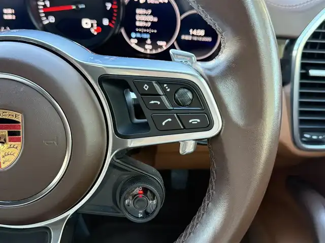 ポルシェ カイエン クーペ 愛知県 2020(令2)年 5.3万km キャララホワイトメタリック /禁煙//正規ディーラー車/【メーカーオプション】/・フロアマット/・イオナイザー/・ステアリングヒーター/・5人乗りシート/・21インチスパイダーホイール/・シートベンチレーション/・PDLS付LEDヘッドライト/・シートベルトブラウン/・レーンキープアシスト/・14wayシート/・プライバシーガラス/・コンフォートアクセス/・自動防眩ミラー//スポーツクロノ//パノラマルーフ//ドライブレコーダー//ETC2.0//パワーバックドア//茶革シート//前後シートヒーター//アイドリングストップ//革巻きステアリング//ステアリングスイッチ//パドルシフト//オートリトラウィンカーミラー//スマートキー//電動リアスポイラー//ポルシェアクティブセーフ//サラウンドアシスト//パークアシスト//ACC//BSM//メーカーナビ//全方位カメラ//BT/AM/FM//オフロードモード//電子パーキング//SPORT/SPORT＋/NORMALモード//バーチャルコックピット//横滑り防止//保証書//取扱説明書//スペアキー