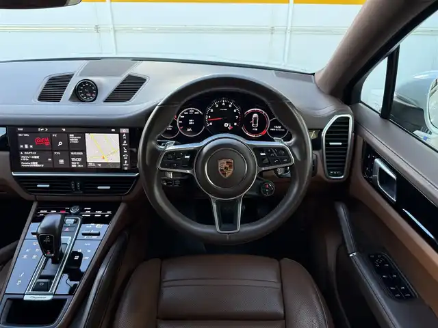 ポルシェ カイエン クーペ 愛知県 2020(令2)年 5.3万km キャララホワイトメタリック /禁煙//正規ディーラー車/【メーカーオプション】/・フロアマット/・イオナイザー/・ステアリングヒーター/・5人乗りシート/・21インチスパイダーホイール/・シートベンチレーション/・PDLS付LEDヘッドライト/・シートベルトブラウン/・レーンキープアシスト/・14wayシート/・プライバシーガラス/・コンフォートアクセス/・自動防眩ミラー//スポーツクロノ//パノラマルーフ//ドライブレコーダー//ETC2.0//パワーバックドア//茶革シート//前後シートヒーター//アイドリングストップ//革巻きステアリング//ステアリングスイッチ//パドルシフト//オートリトラウィンカーミラー//スマートキー//電動リアスポイラー//ポルシェアクティブセーフ//サラウンドアシスト//パークアシスト//ACC//BSM//メーカーナビ//全方位カメラ//BT/AM/FM//オフロードモード//電子パーキング//SPORT/SPORT＋/NORMALモード//バーチャルコックピット//横滑り防止//保証書//取扱説明書//スペアキー