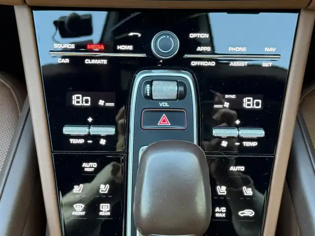 ポルシェ カイエン クーペ 愛知県 2020(令2)年 5.3万km キャララホワイトメタリック /禁煙//正規ディーラー車/【メーカーオプション】/・フロアマット/・イオナイザー/・ステアリングヒーター/・5人乗りシート/・21インチスパイダーホイール/・シートベンチレーション/・PDLS付LEDヘッドライト/・シートベルトブラウン/・レーンキープアシスト/・14wayシート/・プライバシーガラス/・コンフォートアクセス/・自動防眩ミラー//スポーツクロノ//パノラマルーフ//ドライブレコーダー//ETC2.0//パワーバックドア//茶革シート//前後シートヒーター//アイドリングストップ//革巻きステアリング//ステアリングスイッチ//パドルシフト//オートリトラウィンカーミラー//スマートキー//電動リアスポイラー//ポルシェアクティブセーフ//サラウンドアシスト//パークアシスト//ACC//BSM//メーカーナビ//全方位カメラ//BT/AM/FM//オフロードモード//電子パーキング//SPORT/SPORT＋/NORMALモード//バーチャルコックピット//横滑り防止//保証書//取扱説明書//スペアキー