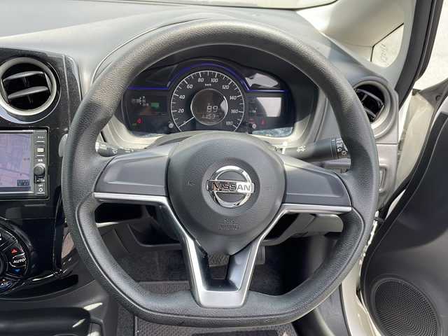 日産 ノート e－パワー X 長野県 2018(平30)年 3.3万km ホワイト 純正ナビ（CD/TV/Bluetooth） MJ117D-W　/アラウンドビューモニター（全周囲カメラ）　/インテリジェント ルームミラー　/プッシュスタート　/エマージェンシーブレーキ（衝突被害軽減）　/LDW　車線逸脱防止警報　/フロント & バックソナー　/踏み間違い防止アシスト　/オートエアコン　/オートライト　/オートハイビーム　/ETC　/インテリジェントキーシステム　/保　