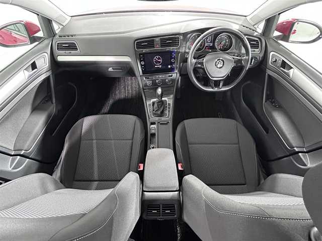 フォルクスワーゲン ゴルフ TSIトレンドライン 佐賀県 2018(平30)年 3.4万km 赤 純正ディスプレイオーディオ/Bluetooth/CD/AUX/USB/バックカメラ/前後ドライブレコーダー/電動パーキングブレーキ/オートブレーキホールド/衝突被害軽減システム/フロアマット/ハロゲンライト/オートライト/保証書/取扱説明書