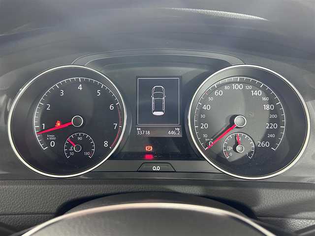 フォルクスワーゲン ゴルフ TSIトレンドライン 佐賀県 2018(平30)年 3.4万km 赤 純正ディスプレイオーディオ/Bluetooth/CD/AUX/USB/バックカメラ/前後ドライブレコーダー/電動パーキングブレーキ/オートブレーキホールド/衝突被害軽減システム/フロアマット/ハロゲンライト/オートライト/保証書/取扱説明書