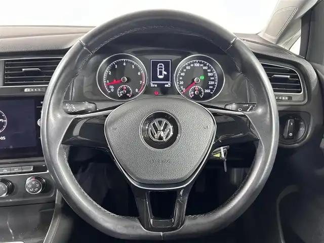 フォルクスワーゲン ゴルフ TSIトレンドライン 佐賀県 2018(平30)年 3.4万km 赤 純正ディスプレイオーディオ/Bluetooth/CD/AUX/USB/バックカメラ/前後ドライブレコーダー/電動パーキングブレーキ/オートブレーキホールド/衝突被害軽減システム/フロアマット/ハロゲンライト/オートライト/保証書/取扱説明書